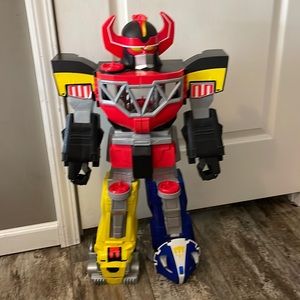 Mighty Morphin Megazord Power Rangers, has seats for all of the rangers.